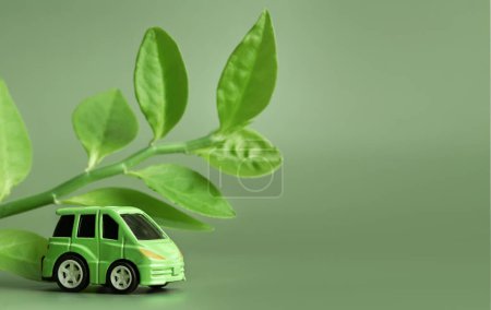 Téléchargez les photos : Concept d'écologie. Eco voiture sur un fond vert. Le concept de développement durable. Espace de copie. - en image libre de droit