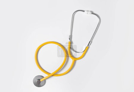 Gelbes Stethoskop auf hellem Hintergrund. Konzept der Medizin. Gesundheitstag.