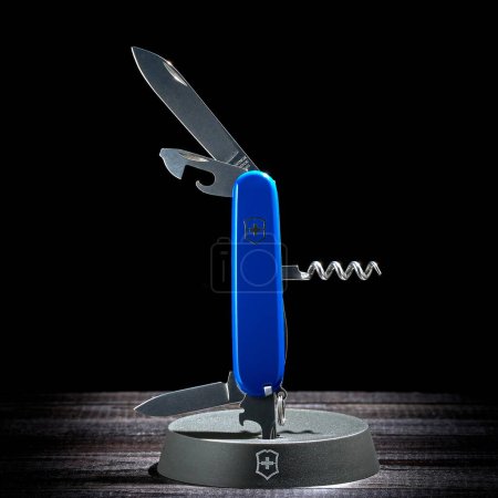 Foto de LVIV, UCRANIA - 27 de agosto de 2023: cuchillo Victorinox Spartan 1.3603.2 azul - Imagen libre de derechos