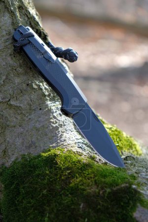 Un couteau de poche pliant sur une surface en bois