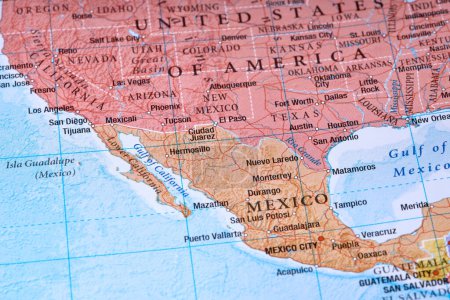 Imagen conceptual utilizando un mapa centrado en la frontera entre Estados Unidos y México

