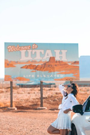 Willkommen in Utah Straßenschild. Großes Willkommensschild begrüßt Reisende im Monument Valley, Utah