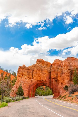 Foto de Arco de piedra natural en Red Canyon, Dixie National Forest, Utah, Estados Unidos. Arco del Cañón Rojo ubicado en la autopista en Utah - Imagen libre de derechos