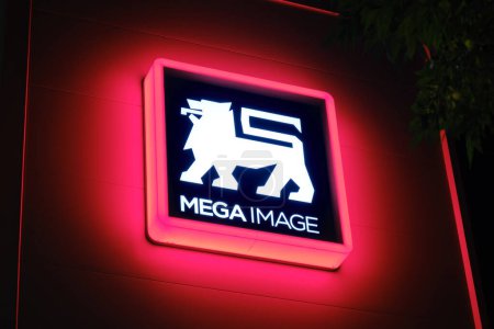 Téléchargez les photos : Panneau lumineux logo Mega Image la nuit. Mega Image est une chaîne de supermarchés, établie en Roumanie en 1995, détenue par Ahold Delhaize. Bucarest, Roumanie - 2 octobre 2022. - en image libre de droit