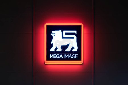 Téléchargez les photos : Panneau lumineux logo Mega Image la nuit. Mega Image est une chaîne de supermarchés, établie en Roumanie en 1995, détenue par Koninklijke Ahold Delhaize N.V. Bucarest, Roumanie - 2 octobre 2022. - en image libre de droit