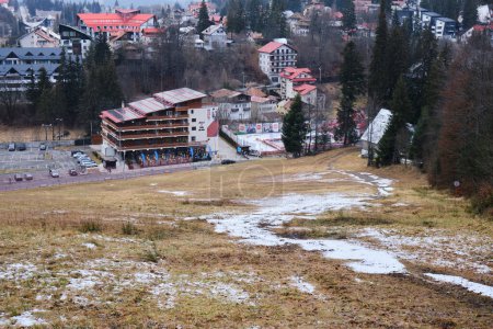 Téléchargez les photos : Piste de ski sans neige à la mi-janvier, avec un temps exceptionnellement chaud en Europe. Predeal, Roumanie - 14 janvier 2023. - en image libre de droit