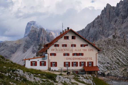 Téléchargez les photos : Cabane de montagne Locatelli (Dreizinnenhutte) un point de repère dans les montagnes italiennes, hébergement pour visiter, randonnée, trekking. Dolomites, Italie - 11 août 2022. - en image libre de droit