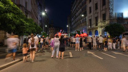 Foto de Multitud de personas caminando en la calle peatonal libre de coches, por la noche. Bucarest, Rumania - 1 de julio de 2023. - Imagen libre de derechos