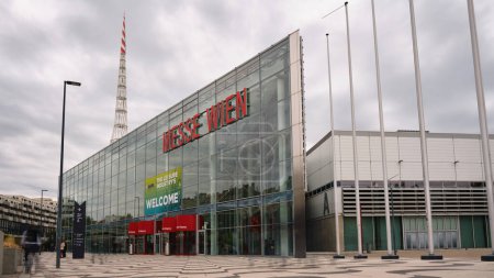 Foto de Messe Wien Exhibition Congress Center, exterior del edificio de cristal. Viena, Austria - 25 de septiembre de 2023. - Imagen libre de derechos