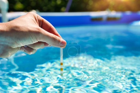 Téléchargez les photos : Eau d'essai de piscine sur ph et équilibre chimique. Photo de haute qualité - en image libre de droit