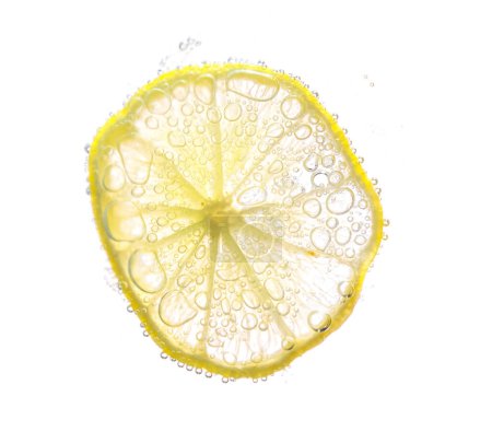 Foto de Jugosas rodajas de lima con burbujas bajo el agua aisladas sobre fondo blanco. Patrón de rodajas de limón amarillo textura fondo. - Imagen libre de derechos