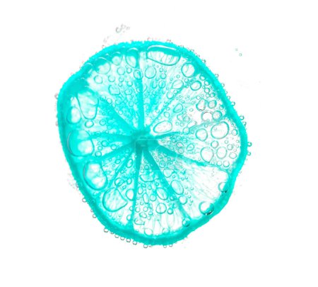 Foto de Jugosas rodajas de lima con burbujas bajo el agua aisladas sobre fondo blanco. Verde limón rodajas patrón texturizado fondo. - Imagen libre de derechos