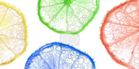 Foto de Jugosas rodajas de limón con burbujas bajo el agua aisladas sobre fondo blanco. Patrón de rodajas de cal azul claro fondo texturizado. - Imagen libre de derechos