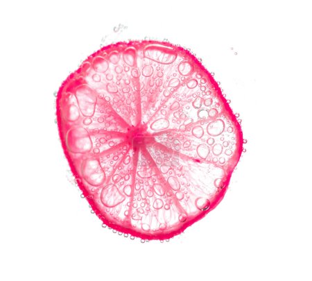 Foto de Jugosas rodajas de lima con burbujas bajo el agua aisladas sobre fondo blanco. Patrón de rodajas de limón rosa fondo texturizado. - Imagen libre de derechos