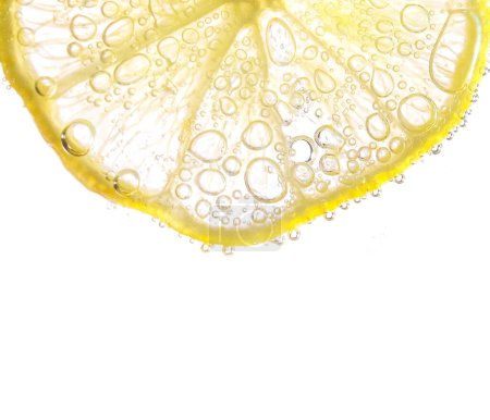 Foto de Jugosas rodajas de lima con burbujas bajo el agua aisladas sobre fondo blanco. Patrón de rodajas de limón amarillo fondo texturizado. - Imagen libre de derechos