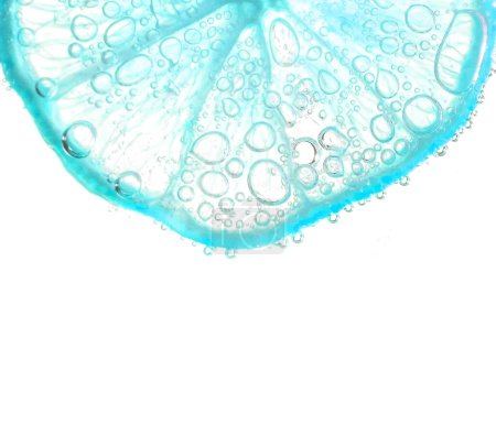 Foto de Jugosas rodajas de lima con burbujas bajo el agua aisladas sobre fondo blanco. Fondo texturizado patrón de rodajas de limón azul claro. - Imagen libre de derechos