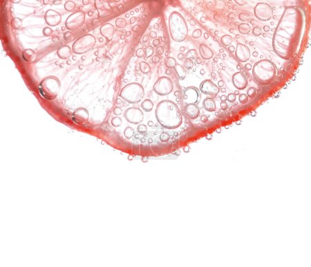 Foto de Jugosas rodajas de lima con burbujas bajo el agua aisladas sobre fondo blanco. Naranja limón rodajas patrón texturizado fondo. - Imagen libre de derechos