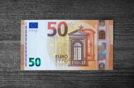 Fragmentteil der 50-Euro-Banknote in Nahaufnahme mit braunen Details