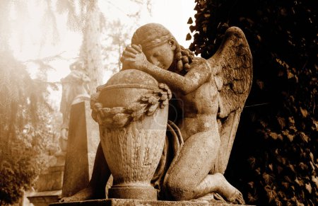 Foto de Un ángel de rodillas está triste. La foto está hecha en estilo retro - Imagen libre de derechos