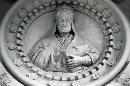 Téléchargez les photos : Image d'un pape inconnu dans un médaillon dans une église - en image libre de droit