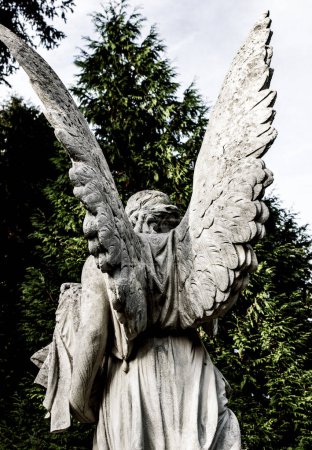 Foto de Hermoso ángel con alas grandes. Ángel guardián. Ángel salvador - Imagen libre de derechos