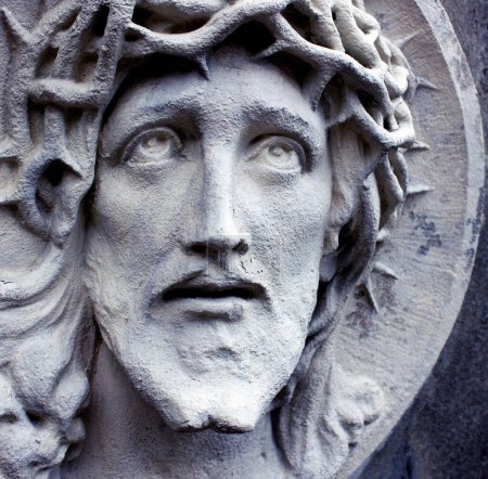 Téléchargez les photos : Le visage de Jésus Christ souffrant sur la croix - en image libre de droit