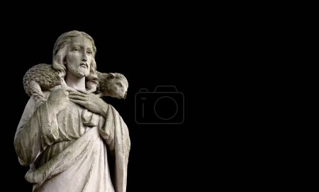 Téléchargez les photos : Jésus Christ le Bon Pasteur tient une brebis perdue sur son dos - en image libre de droit