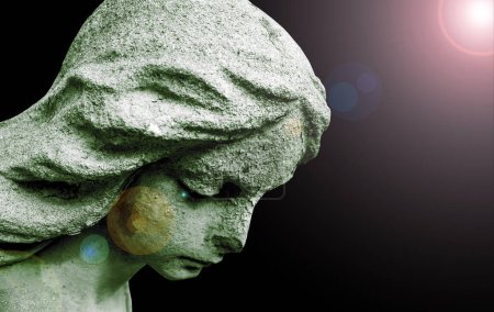 Hermosa cara de ángel de una mujer. Misericordia y paz. (monumento del siglo XIX por un autor desconocido)
