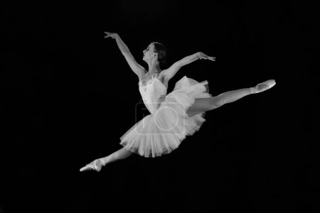 Foto de Bailarina de ballet sobre fondo negro. Bailarina en posición de baile - Imagen libre de derechos