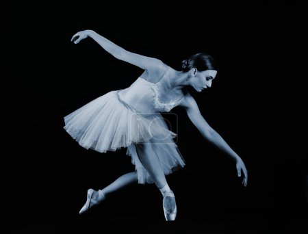 Foto de Bailarina de ballet sobre fondo negro. Bailarina en posición de baile - Imagen libre de derechos