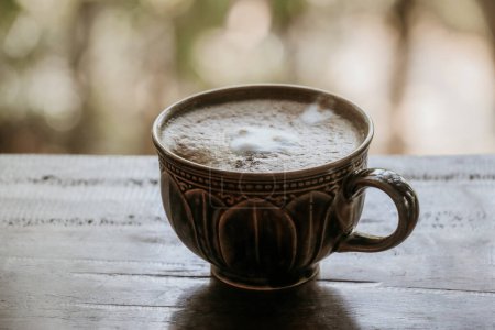Téléchargez les photos : Café chaud latte dans une tasse sur une table en bois vintage. - en image libre de droit