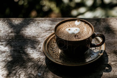 Foto de Café con leche caliente en taza en mesa de madera vintage. - Imagen libre de derechos