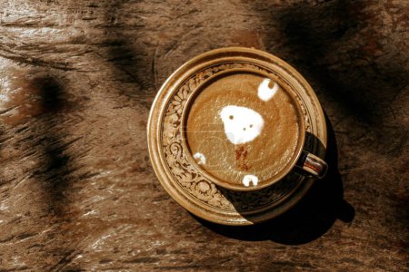 Foto de Café con leche caliente en taza en mesa de madera vintage. - Imagen libre de derechos