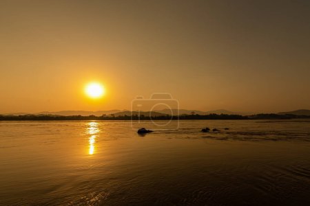 Foto de Vista de la mañana Río Mekong rodeado de montañas y rayos de sol amarillos en el fondo de la puesta de sol en Chiang Khong, Chiang Rai, norte de Tailandia. - Imagen libre de derechos