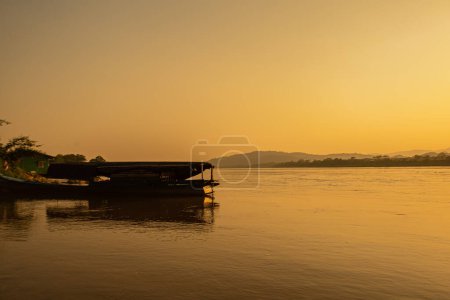 Foto de Vista de la mañana Río Mekong rodeado de montañas y rayos de sol amarillos en el fondo de la puesta de sol en Chiang Khong, Chiang Rai, norte de Tailandia. - Imagen libre de derechos