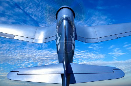 Foto de Combatiente estadounidense con base en portaaviones vuela contra el cielo azul - Imagen libre de derechos
