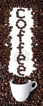 Foto de Palabra de café y taza entre granos de café tostados - Imagen libre de derechos