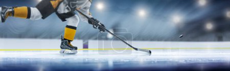 Foto de Jugador de hockey en primer plano de acción. Jugador de hockey en pista de hielo. Concepto de hockey. Hielo. Entrenamiento de hockey. Deporte - Imagen libre de derechos