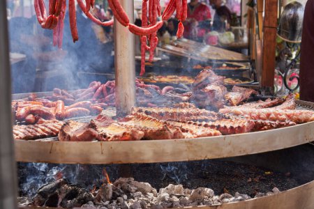Eine lebendige mittelalterliche Marktszene mit einem Grill voller brutzelndem Fleisch und hängenden Würstchen