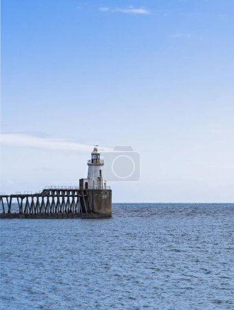 Leuchtturm und Pier in Blyth, Northumberland, Großbritannien mit Kopierraum