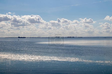 Téléchargez les photos : Reflet de la lumière du soleil de l'estuaire de la Tamise, Essex, Angleterre, Royaume-Uni - en image libre de droit