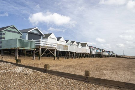 Strandhütten in Thorpe Bay, in der Nähe von Southend-on-Sea, Essex, England, Großbritannien