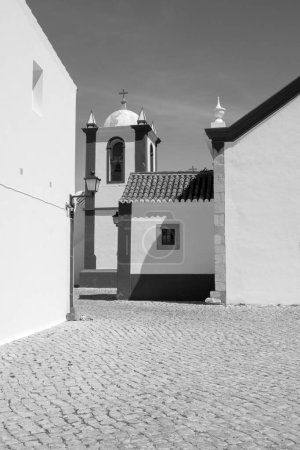 Image en noir et blanc de l'église de Cacela Velha, Algarve, Portugal