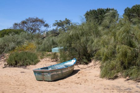 Barco azul en la playa cerca de Cacela Velha, Algarve, Portugal