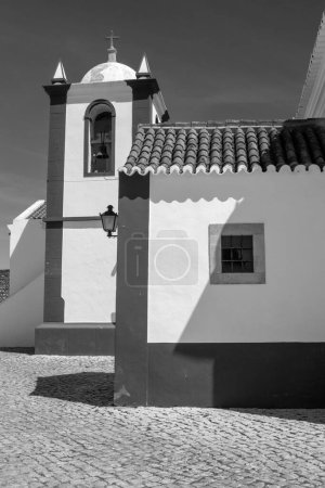 Image en noir et blanc de l'église de Cacela Velha, Algarve, Portugal