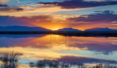 Puesta de sol en el lago Holloman a las afueras del Parque Nacional White Sands, NM.