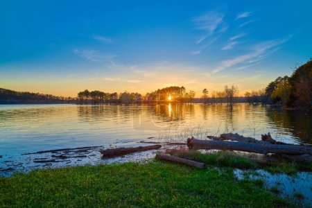 Beau coucher de soleil sur le lac Beaver près de Rogers Arkansas.