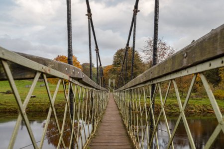Foto de Mirando a lo largo del puente colgante Hebden que atraviesa el río Wharfe en Yorkshire Dales, visto en octubre de 2022. - Imagen libre de derechos