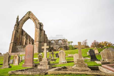 Foto de Lápidas en frente de la Abadía de Bolton en Yorkshire en octubre de 2022. - Imagen libre de derechos