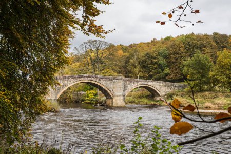 Foto de El puente de piedra caliza construido en Barden visto a lo largo del río Wharfe en Yorkshire durante octubre de 2022. - Imagen libre de derechos